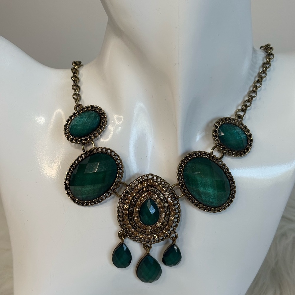 Elegant Green and Gold Statement Necklace - Picture 3 of 6